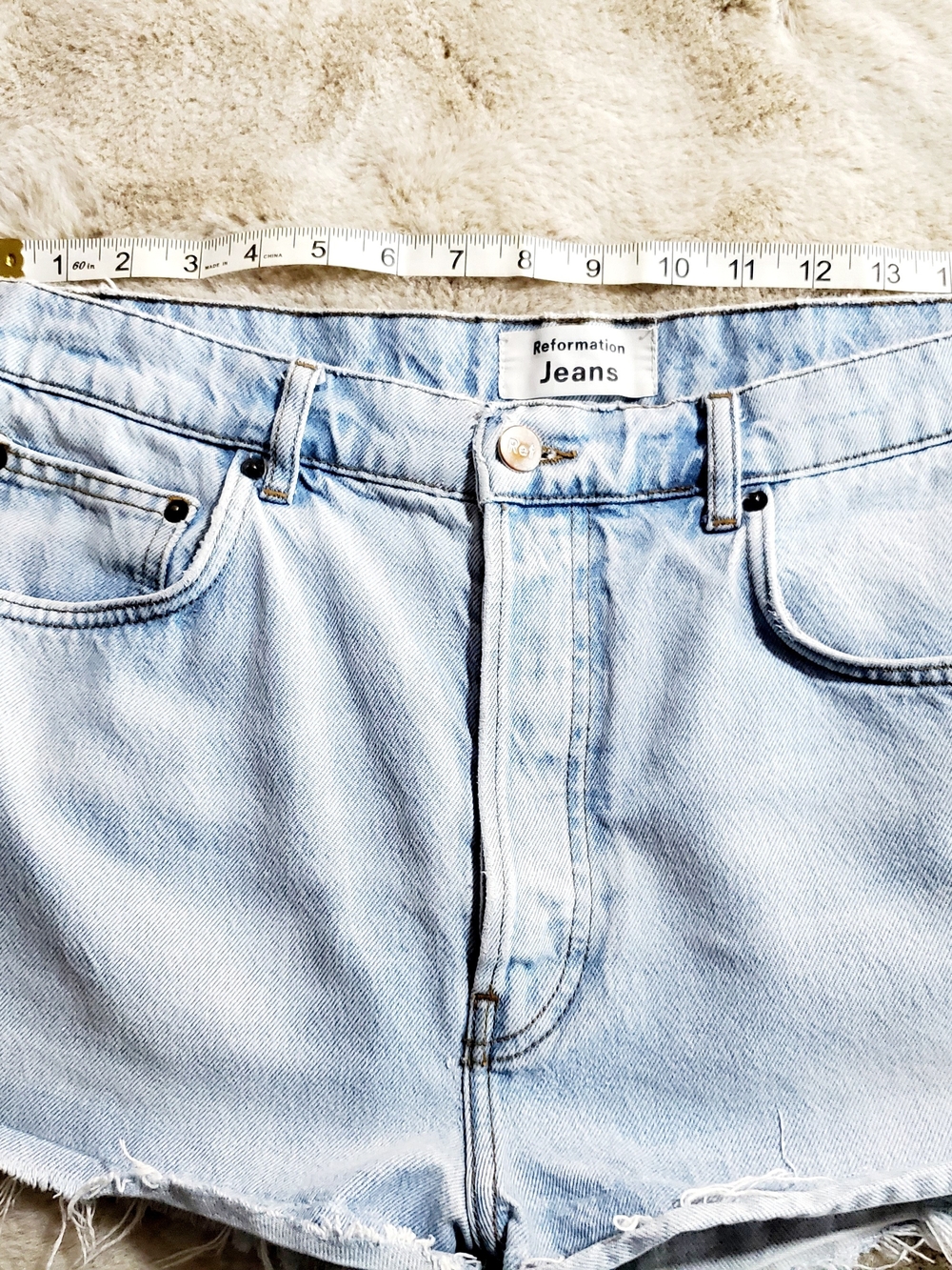 Reformation Denim Shorts Size 30 Light Wash Frayed Hem Button Fly Coastal  Boho - Picture 7 of 11